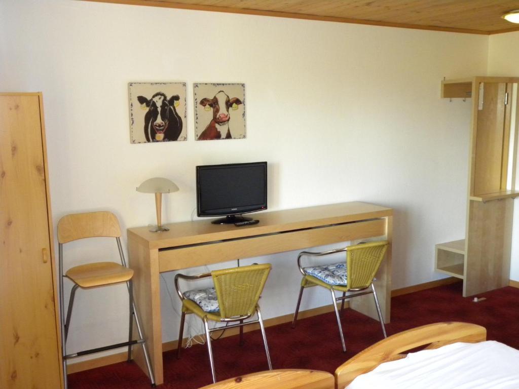 Hotel Restaurant Walliser Sonne Reckingen Room photo