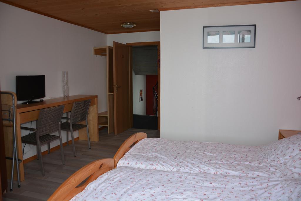 Hotel Restaurant Walliser Sonne Reckingen Room photo