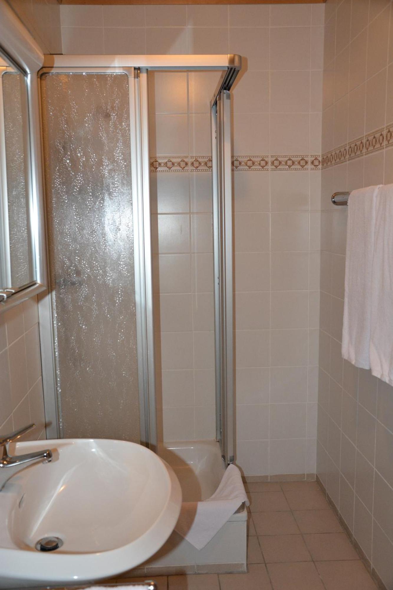 Hotel Restaurant Walliser Sonne Reckingen Room photo