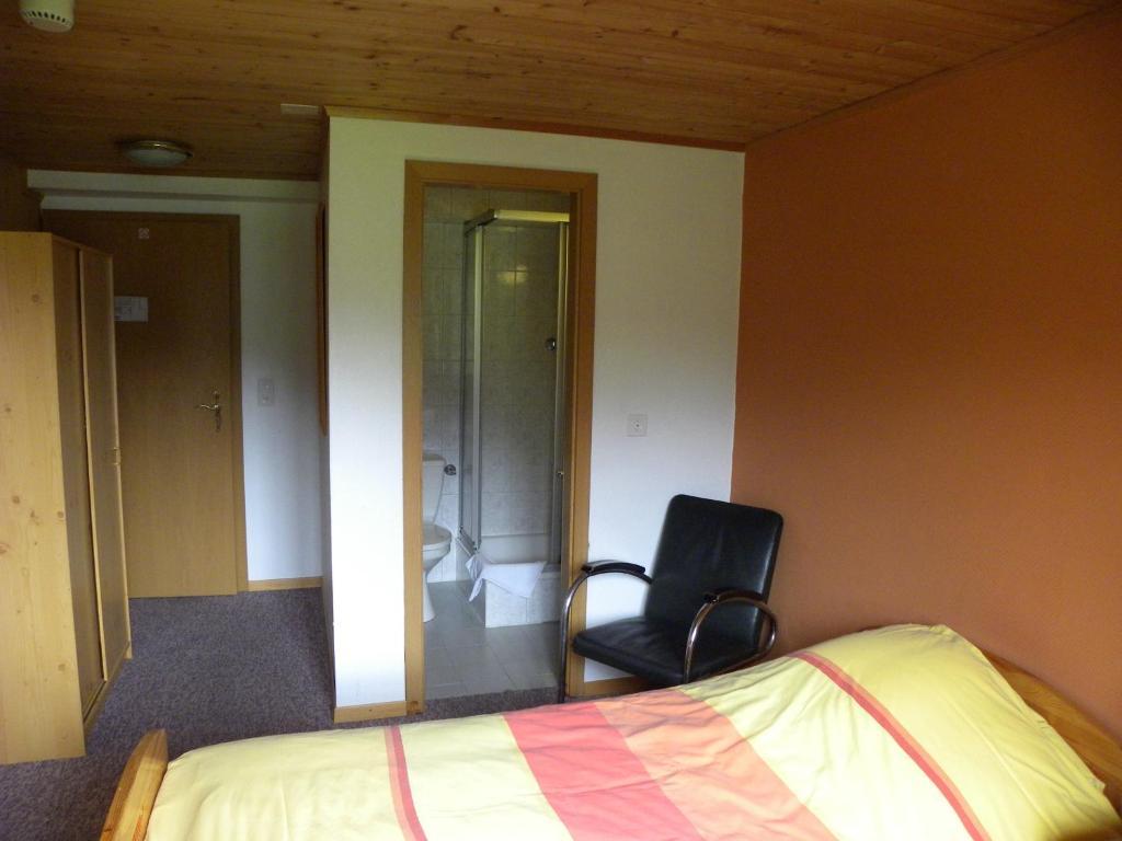 Hotel Restaurant Walliser Sonne Reckingen Room photo