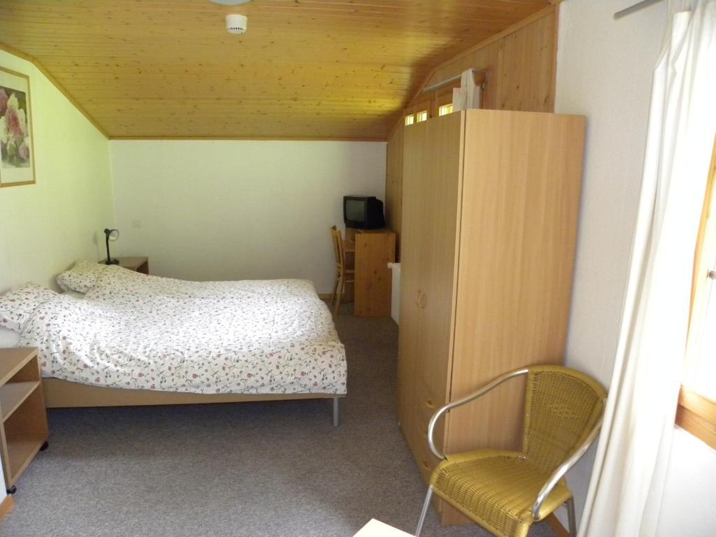Hotel Restaurant Walliser Sonne Reckingen Room photo